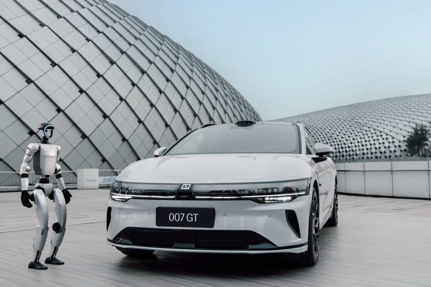极氪全新猎装车型 007GT 迎来全球首秀，与机器人合体“共舞”