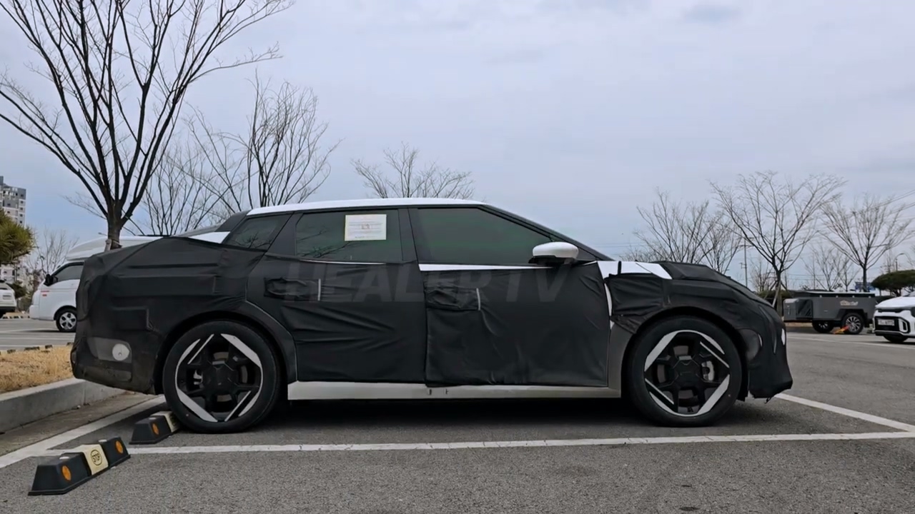 起亚加速电动化布局，纯电轿跑 EV4 原型曝光