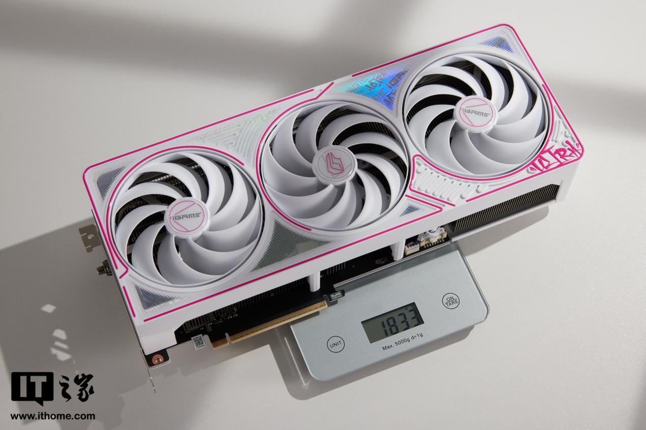 【IT之家开箱】七彩虹 iGame GeForce RTX 5080 Ultra W OC 16GB 显卡图赏：嘻哈风格独树一帜