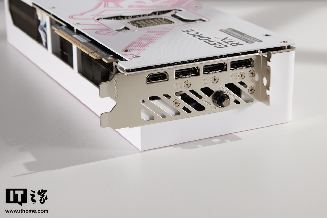 七彩虹 iGame GeForce RTX 5080 Ultra W OC 16GB 显卡首销：街头涂鸦主题，9999 元