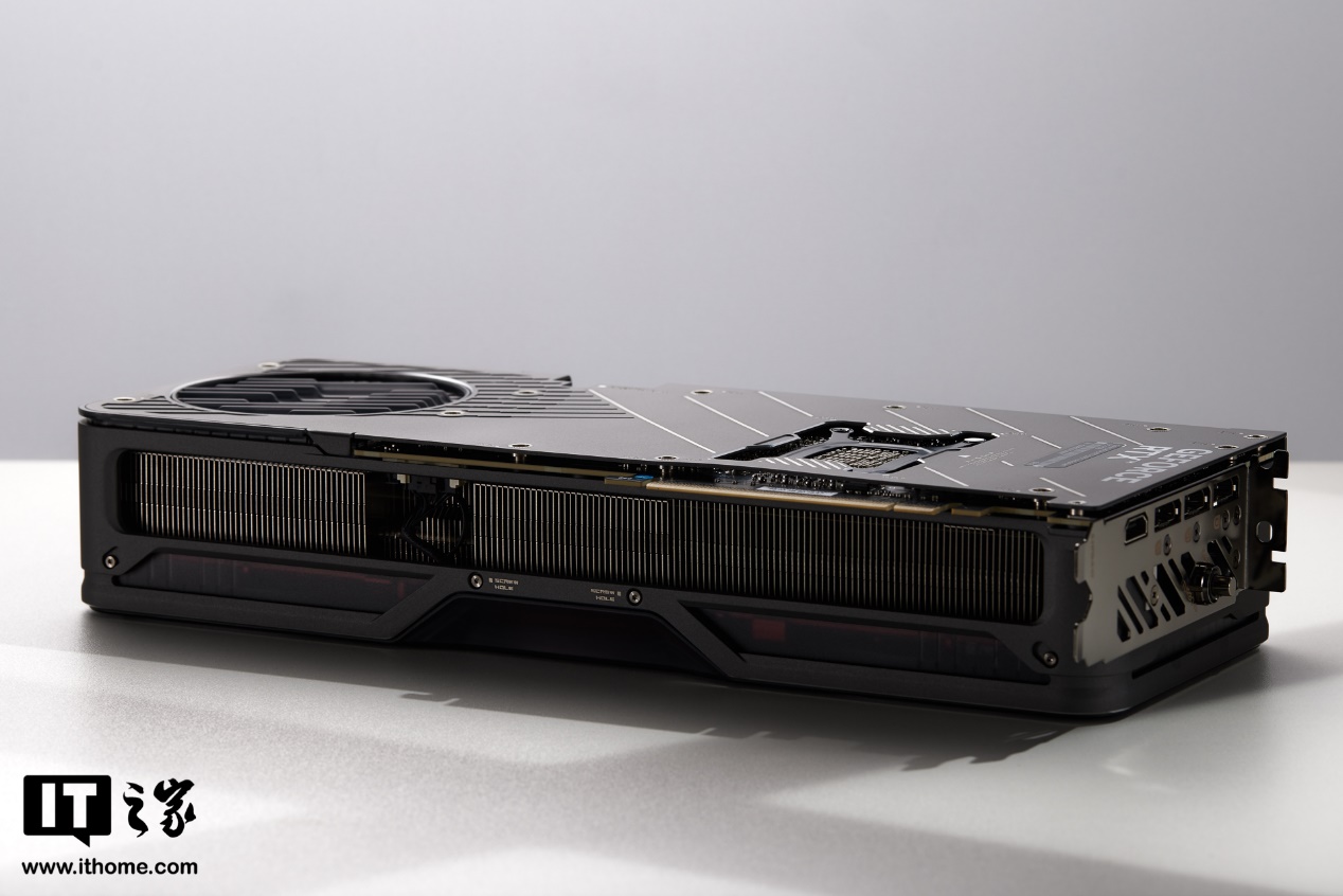 【IT之家开箱】iGame GeForce RTX 5070 Ti Advanced OC 16GB 显卡图赏：科幻美学加持，显卡中的“超新星”