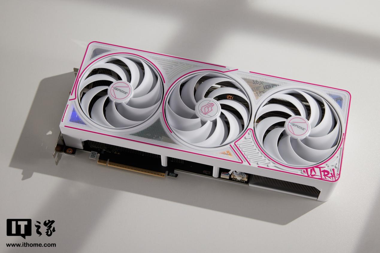 【IT之家开箱】七彩虹 iGame GeForce RTX 5080 Ultra W OC 16GB 显卡图赏：嘻哈风格独树一帜