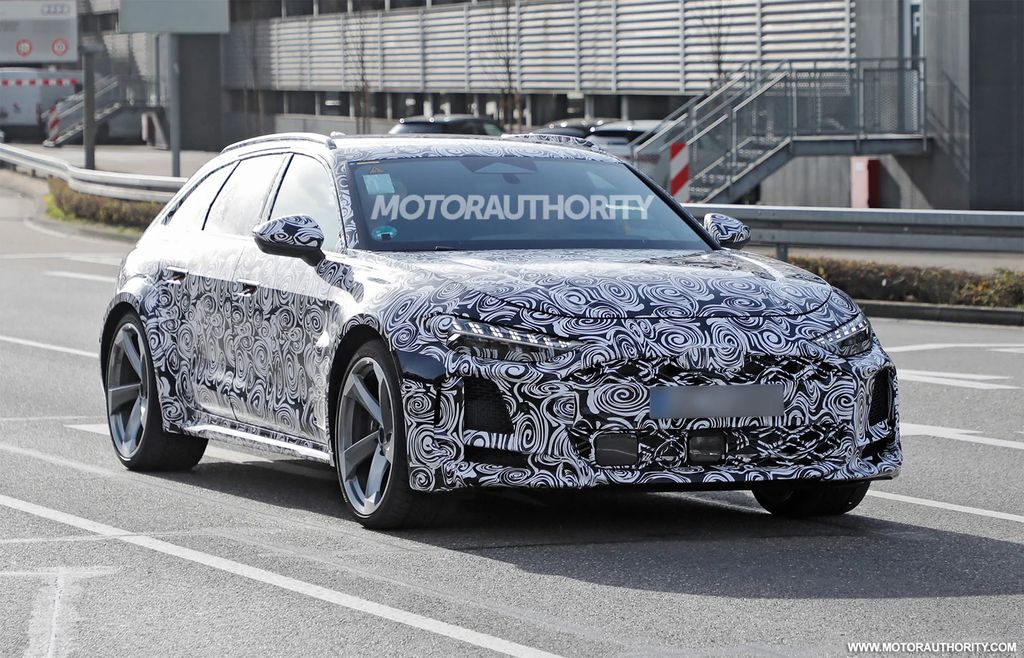 奥迪新款 RS 5 Avant 旅行车原型路测图曝光，将配插电混动系统