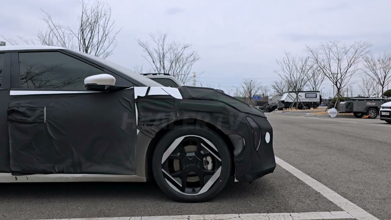 起亚加速电动化布局，纯电轿跑 EV4 原型曝光