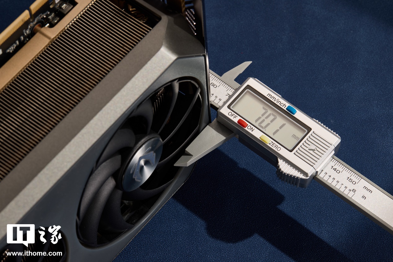 【IT之家开箱】索泰 GeForce RTX 5070 Ti 16GB AMP EXTREME INFINITY 显卡图赏：黑金性能战神，延续无限镜设计