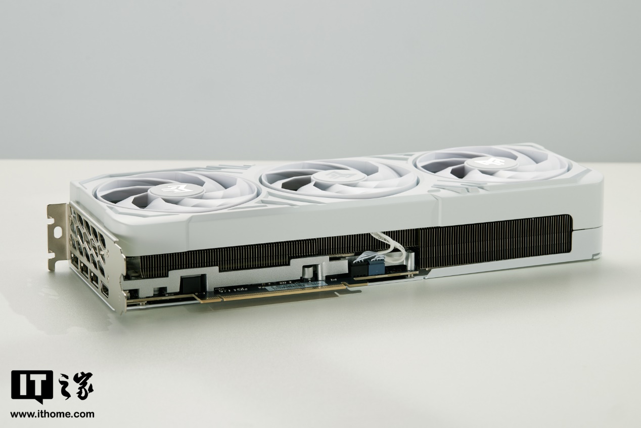 【IT之家评测室】影驰 GeForce RTX 5070 Ti 金属大师白金版 OC 显卡评测：新一代 4K 游戏甜品卡