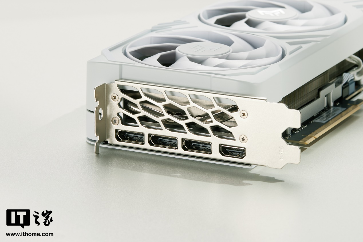 【IT之家开箱】影驰 GeForce RTX 5070 Ti 金属大师白金版 OC 显卡图赏：白色美学再临，肌肉风带点小清新