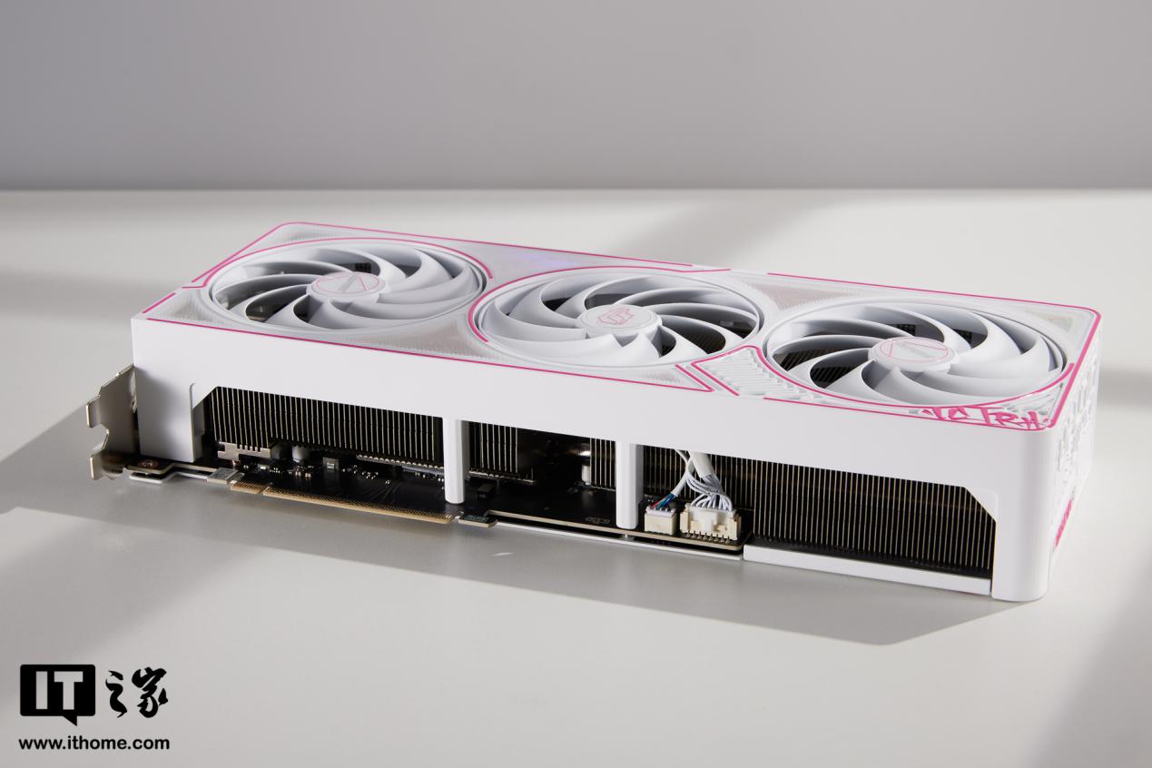 【IT之家开箱】七彩虹 iGame GeForce RTX 5080 Ultra W OC 16GB 显卡图赏：嘻哈风格独树一帜