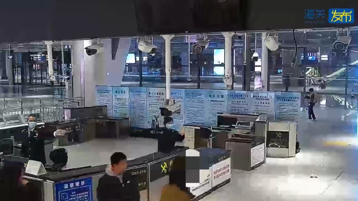 海关查获一起人身绑藏游戏光盘和 NS 卡带进境案，通关时神情紧张