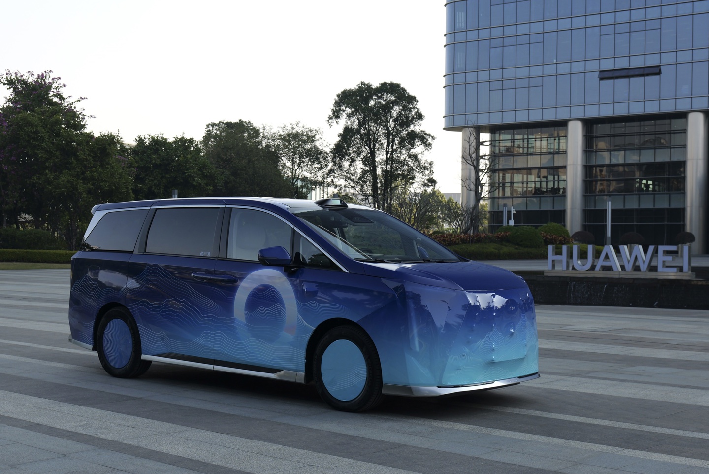广汽、华为 GH 项目首款车型谍照曝光：名为“向往”的 MPV