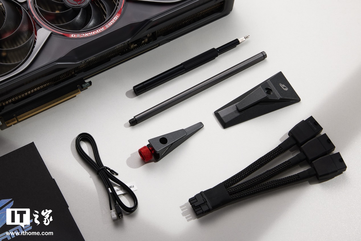 【IT之家开箱】iGame GeForce RTX 5070 Ti Advanced OC 16GB 显卡图赏：科幻美学加持，显卡中的“超新星”