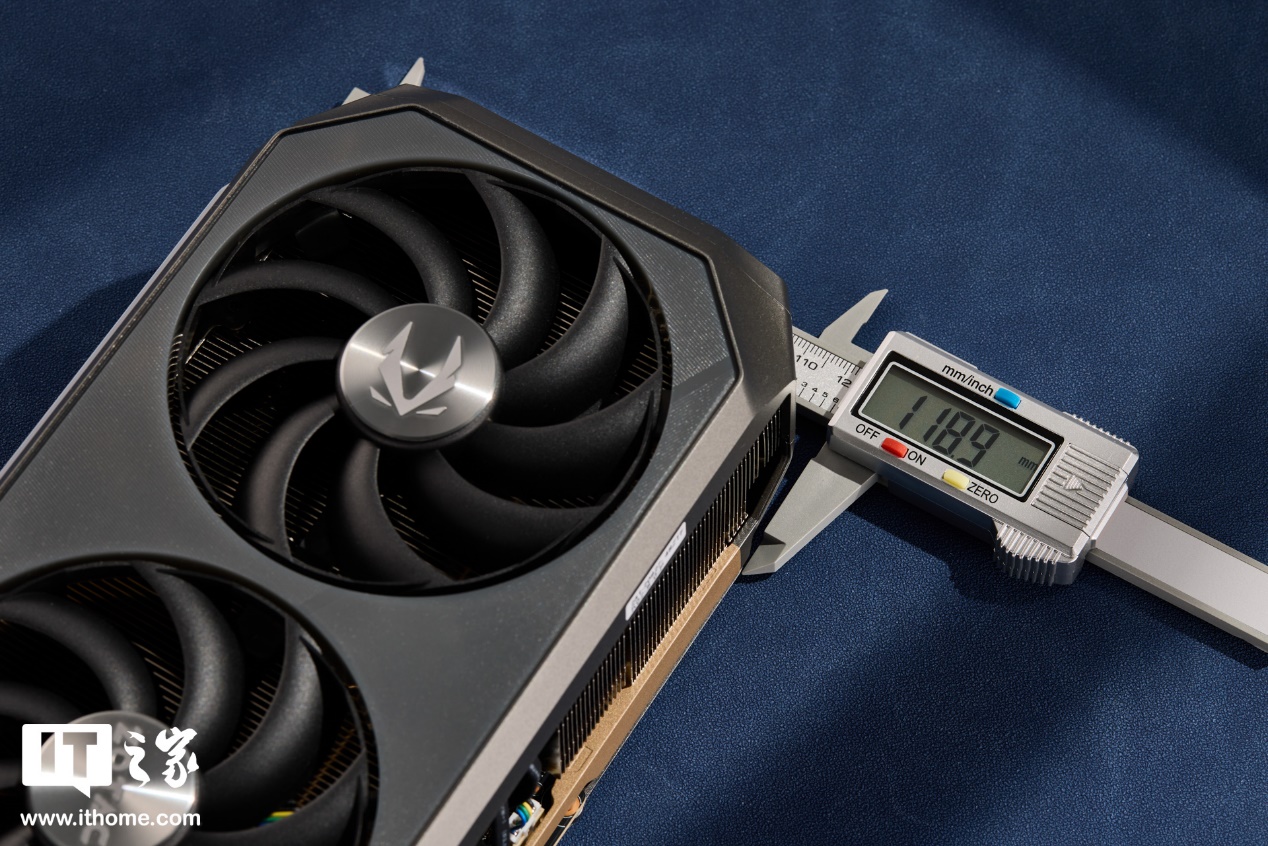 【IT之家开箱】索泰 GeForce RTX 5070 Ti 16GB AMP EXTREME INFINITY 显卡图赏：黑金性能战神，延续无限镜设计