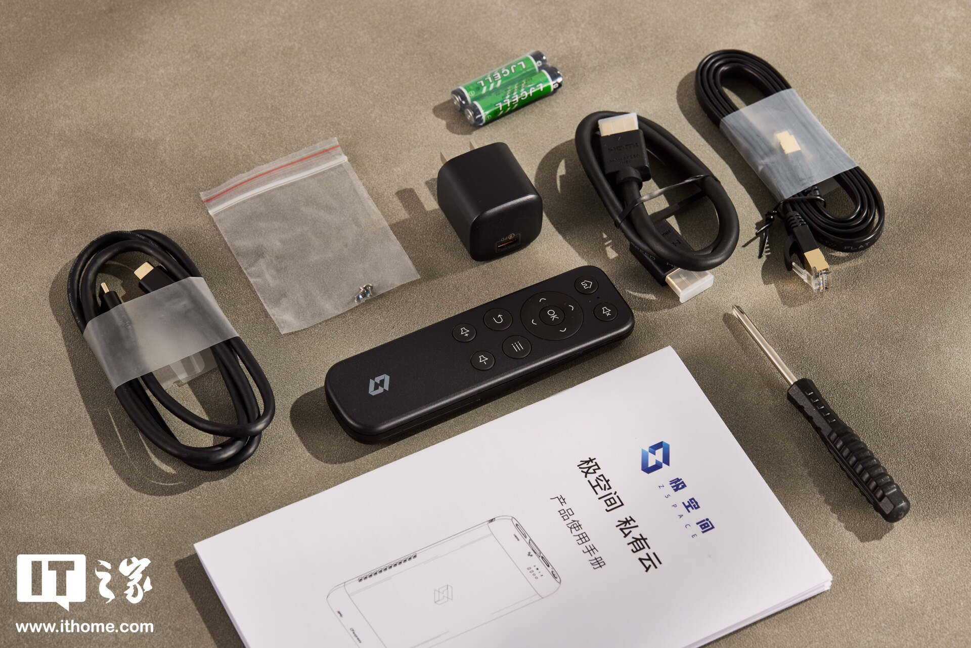 【IT之家开箱】极空间私有云 T2S 图赏：小巧、便携、多接口、多功能的随身 NAS