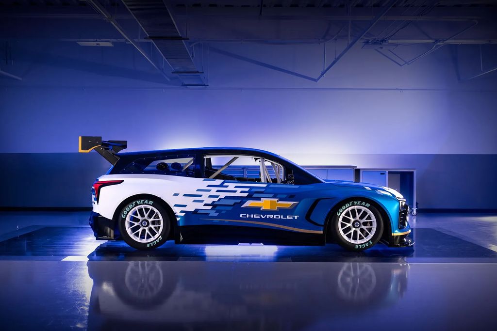 雪佛兰 Blazer EV.R NASCAR 原型车首秀，1300 马力电动猛兽