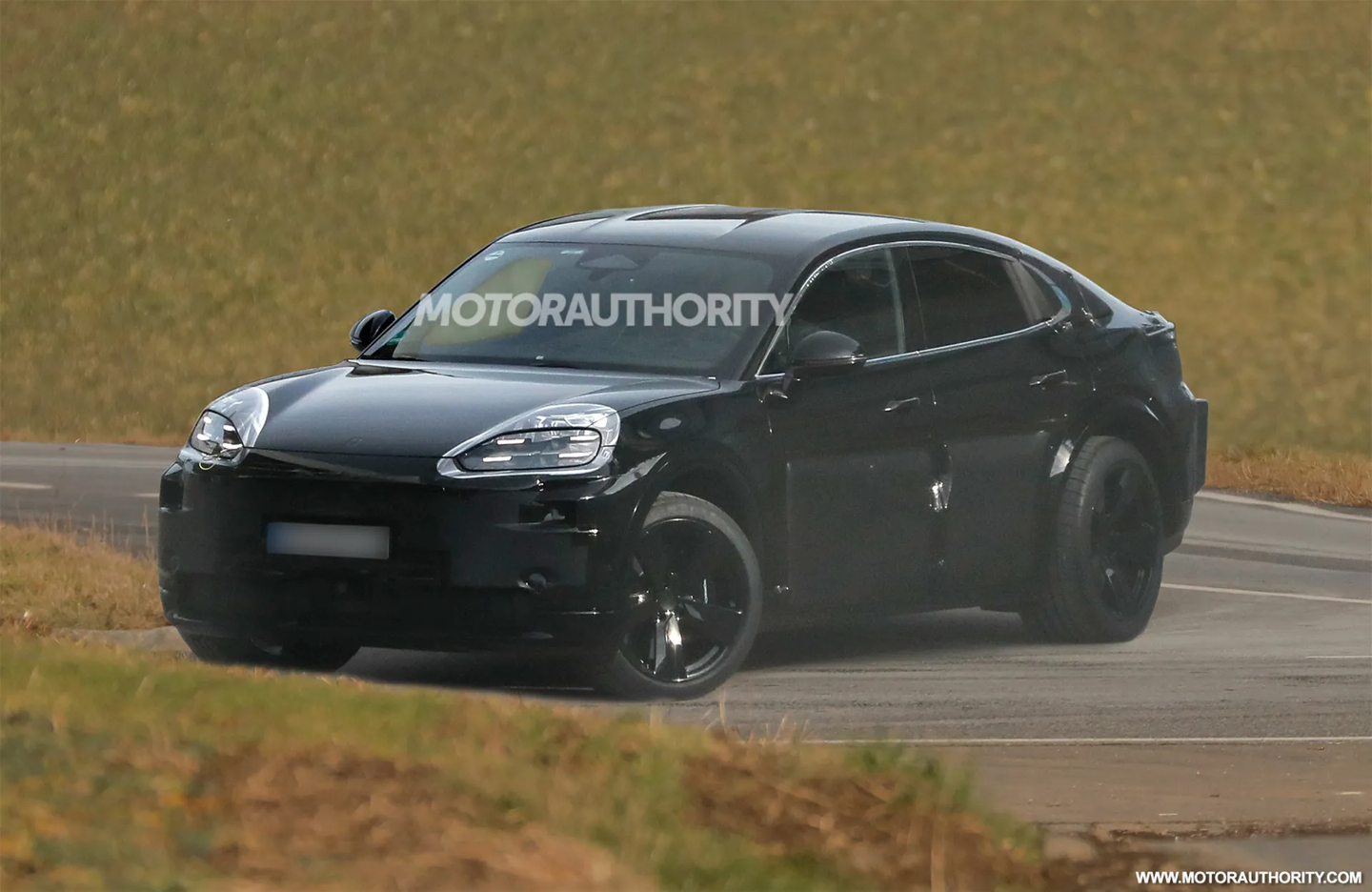 保时捷卡宴 Coupe EV 谍照首曝：有望搭载四电机系统