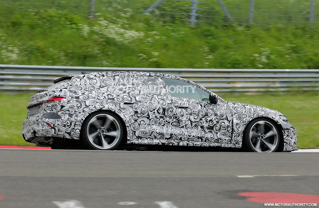奥迪新款 RS 5 Avant 旅行车原型路测图曝光，将配插电混动系统