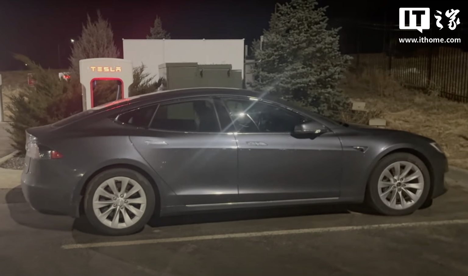 六年跑了 40 万公里的特斯拉 Model S，高速依旧能跑 327 公里