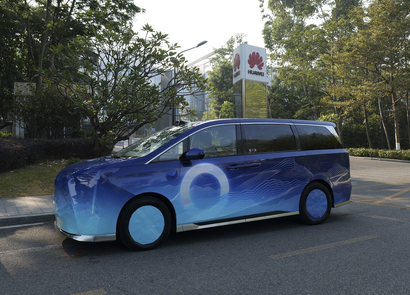 广汽、华为 GH 项目首款车型谍照曝光：名为“向往”的 MPV