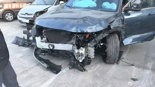 问界M7高速被大货车撞击 车主发声：问界放心买很结实 我继续能保命