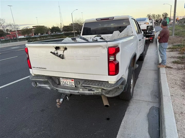 美国车友称特斯拉FSD撞车：弯道不减速 高速追尾皮卡