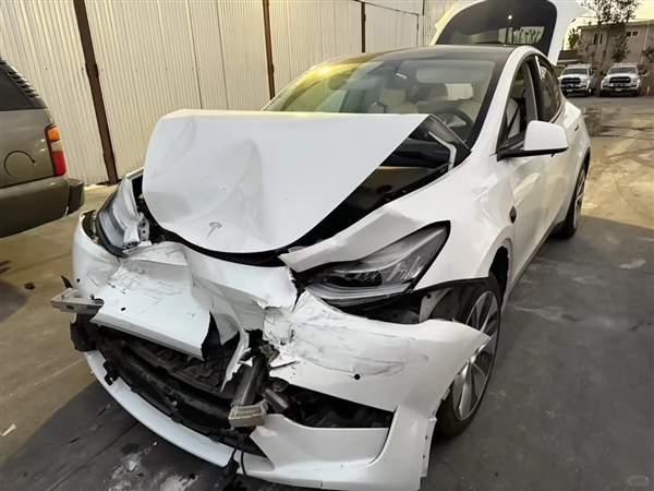 美国车友称特斯拉FSD撞车：弯道不减速 高速追尾皮卡