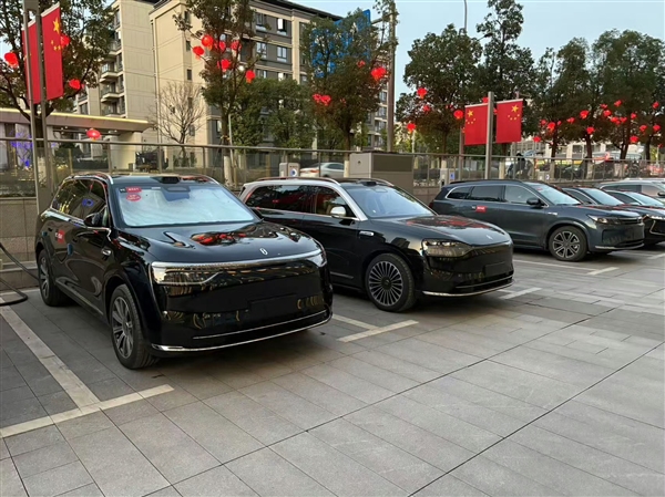 与大哥M9同框 全新问界M8实车曝光：气场更强
