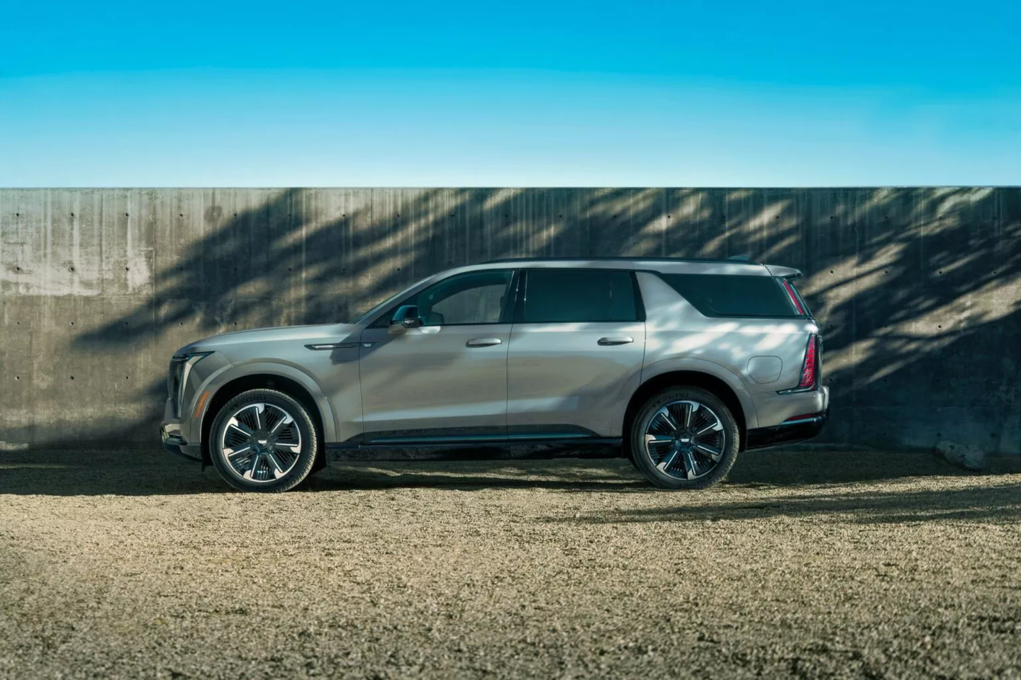经典美式大型全尺寸 SUV“来电”：凯迪拉克凯雷德 IQL 发布