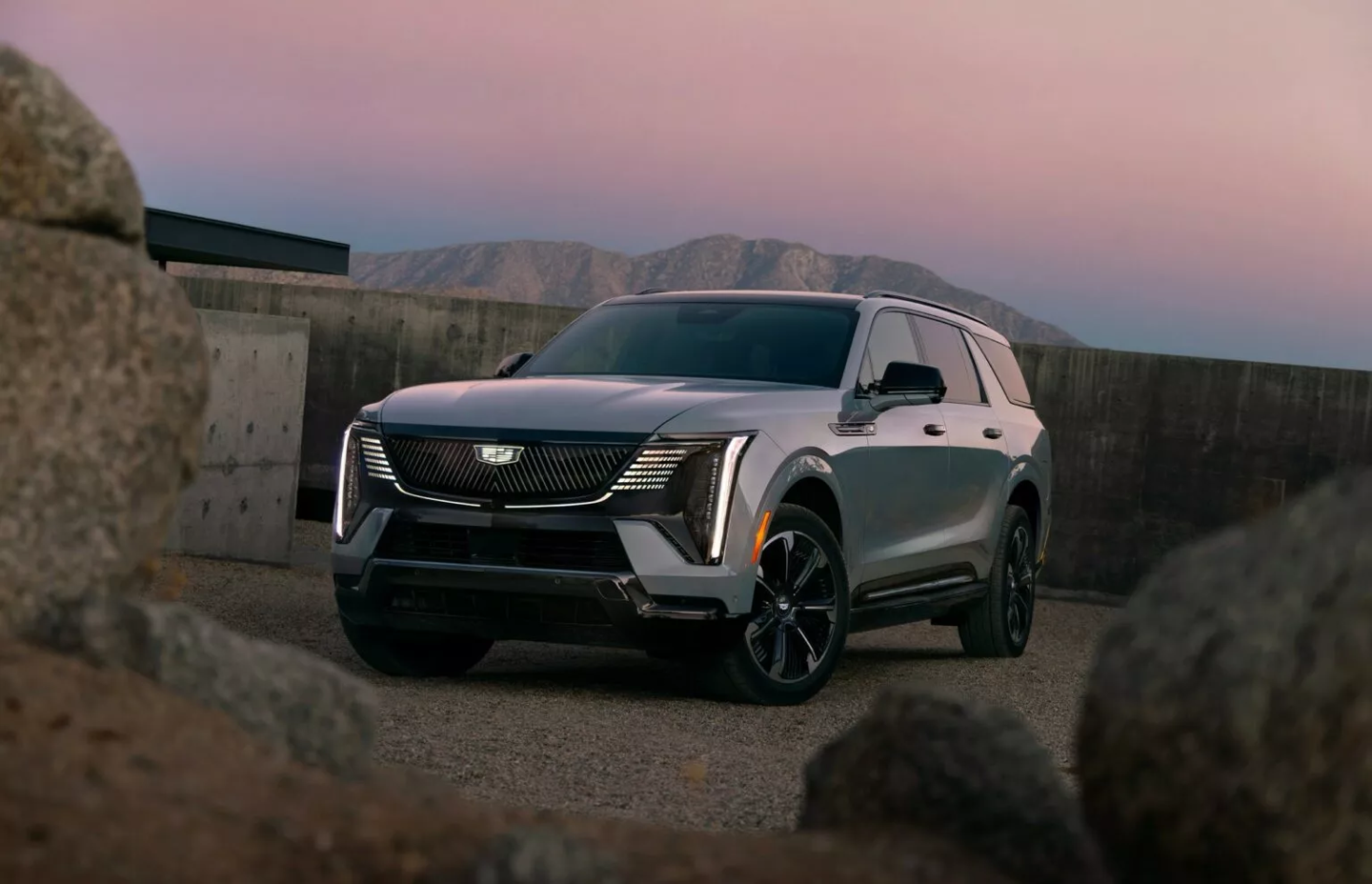经典美式大型全尺寸 SUV“来电”：凯迪拉克凯雷德 IQL 发布
