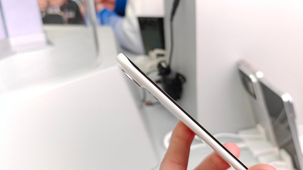 全球最薄手机：传音 Tecno Spark Slim 上手，5.75 毫米厚 + 5200mAh 电池 + 44W 快充