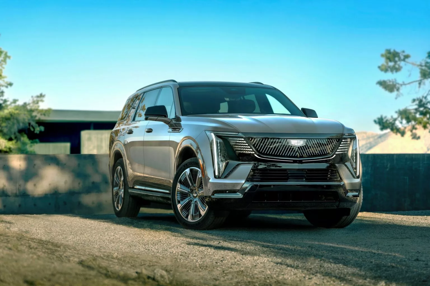 经典美式大型全尺寸 SUV“来电”：凯迪拉克凯雷德 IQL 发布