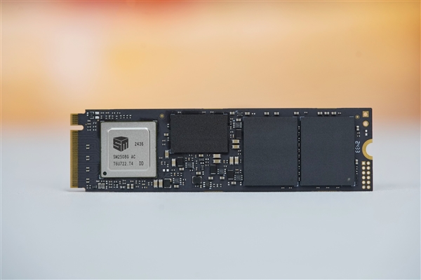速度逼近PCIe 5.0极限！长江存储致态TiPro9000 4TB SSD图赏