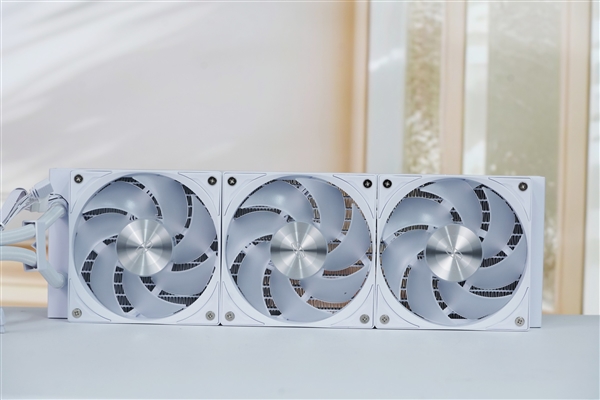 配3.5英寸显示屏！超频三北境GT360水冷散热器图赏