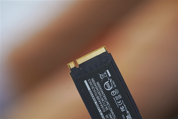 速度逼近PCIe 5.0极限！长江存储致态TiPro9000 4TB SSD图赏