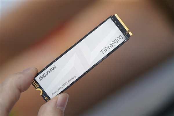速度逼近PCIe 5.0极限！长江存储致态TiPro9000 4TB SSD图赏