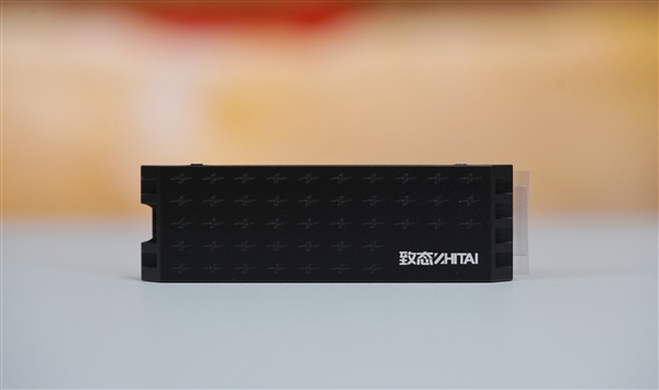 速度逼近PCIe 5.0极限！长江存储致态TiPro9000 4TB SSD图赏