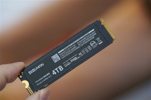 速度逼近PCIe 5.0极限！长江存储致态TiPro9000 4TB SSD图赏