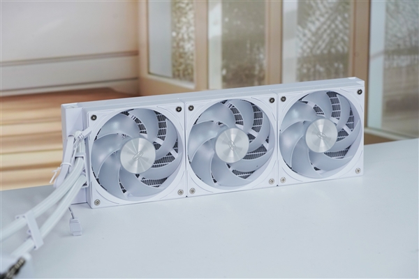 配3.5英寸显示屏！超频三北境GT360水冷散热器图赏