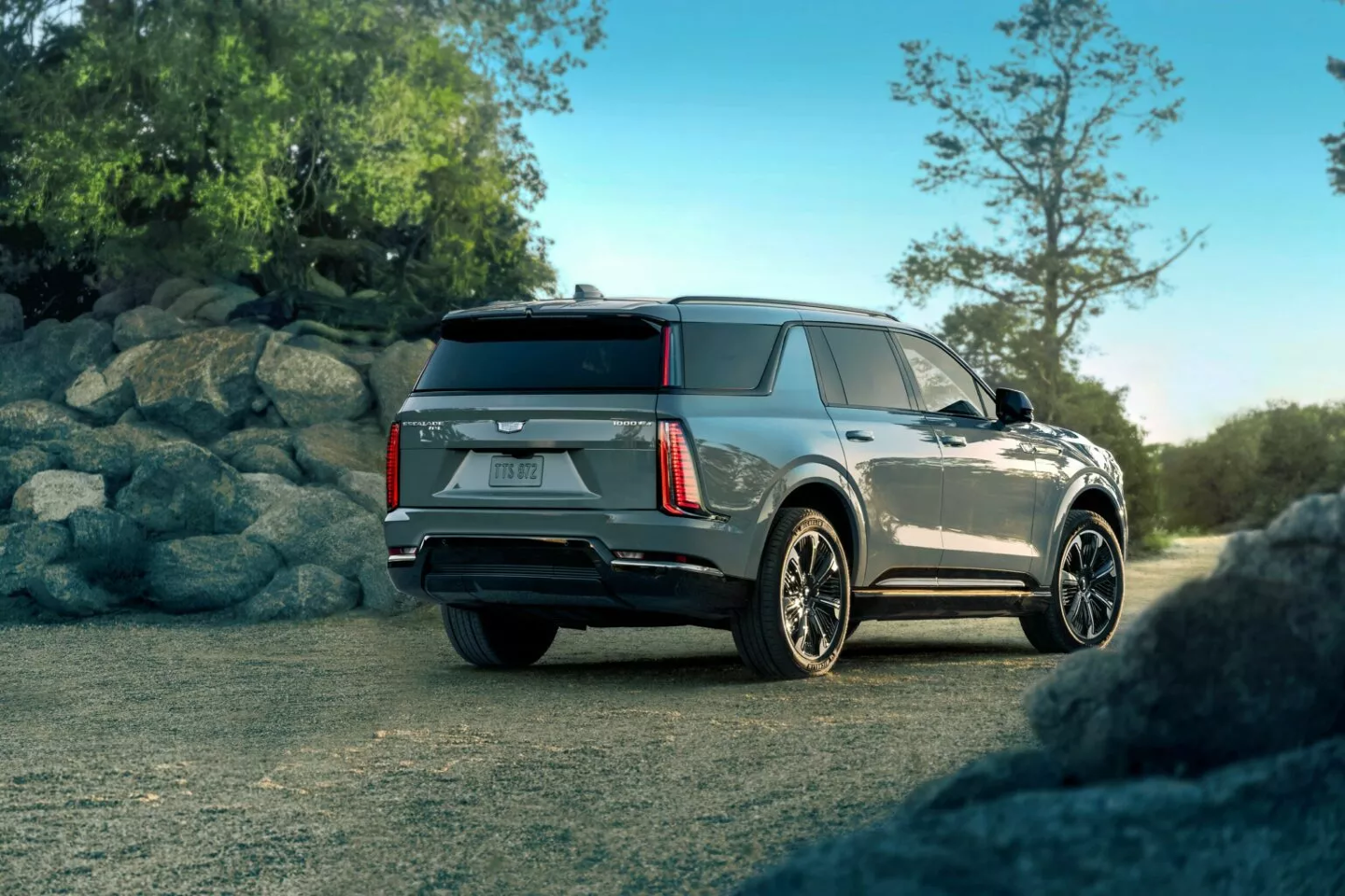 经典美式大型全尺寸 SUV“来电”：凯迪拉克凯雷德 IQL 发布