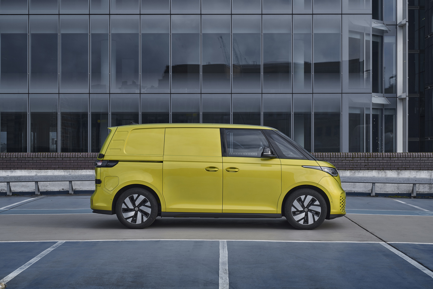 大众海外发布 ID.BUZZ 厢货版电动面包车，59kWh 售 35960 英镑起