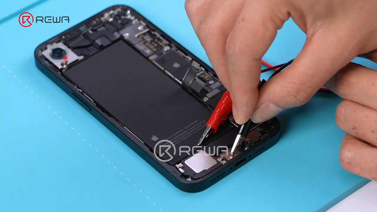 苹果 iPhone 16e 拆解揭秘：4005mAh 电池，比 iPhone 16 大 12%