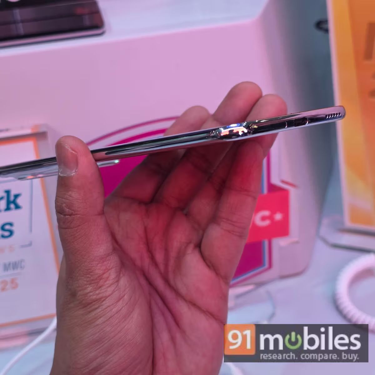 全球最薄手机：传音 Tecno Spark Slim 上手，5.75 毫米厚 + 5200mAh 电池 + 44W 快充